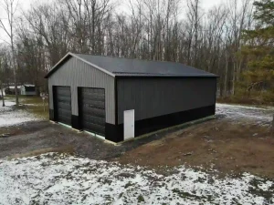 Black and grey pole barn garage by Stately Post Frame in Clarence, NY.