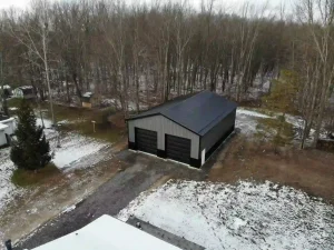 Black and grey pole barn garage by Stately Post Frame in Clarence, NY.