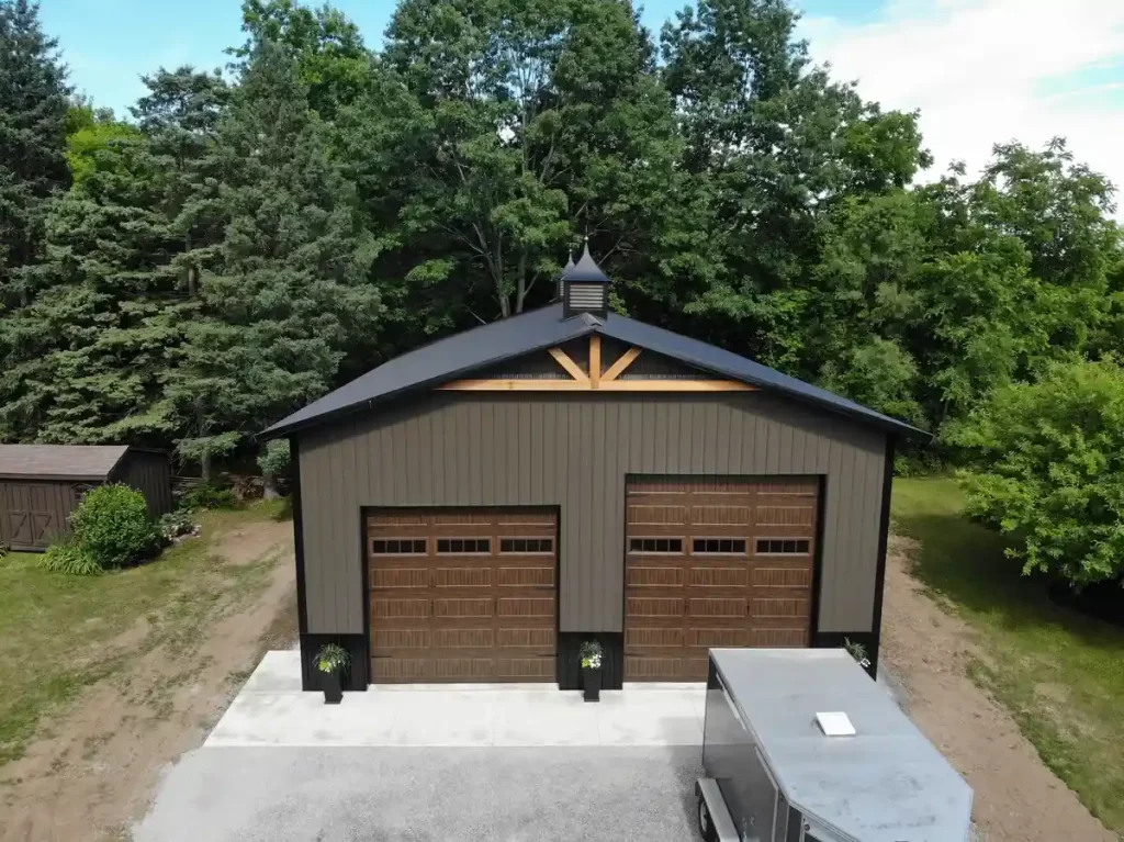 A stylish pole barn garage by Stately Builders in Lockport, NY.