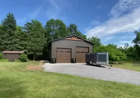 A stylish pole barn garage by Stately Builders in Lockport, NY.